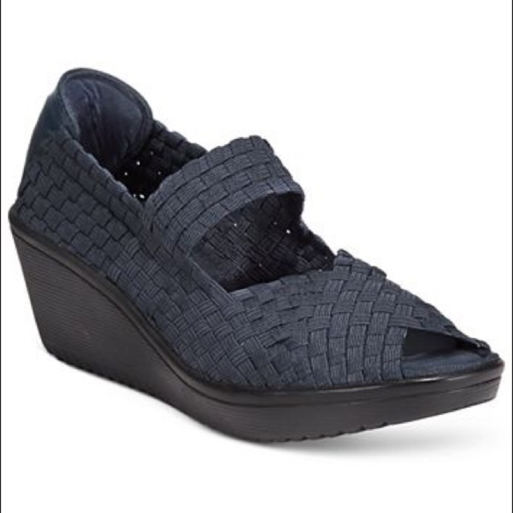 BareTraps Wedge peep toe shoes. EUC